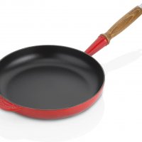 Чугунен тиган Le Creuset с дървена дръжка, кръгъл, Ø 24 см, подходящ за всички видове котлони, снимка 1 - Съдове за готвене - 39960138