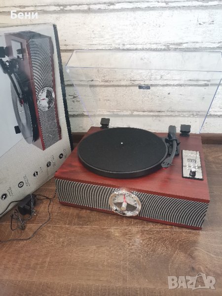 Продавам грамофон /CD/радио/Bluetooth с говорители чисто нов Victrola , снимка 1
