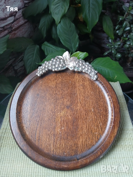 Дървен поднос с метален орнамент гроздове , снимка 1