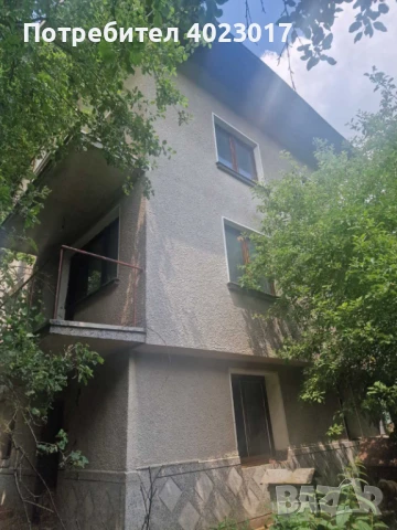 Масивна триетажна вилна къща  в село Ковачевци, област Перник.