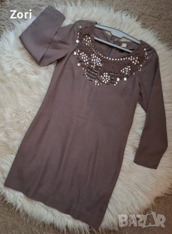 Рокля в цвят визон с красиво деколте