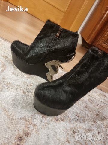 Боти от конски косъм на McQueen, снимка 2 - Дамски боти - 34940873