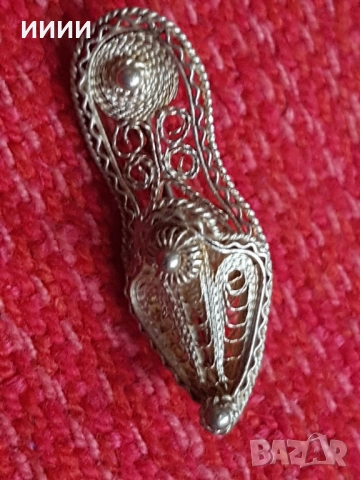 Сребърна брошка филигран пантофка