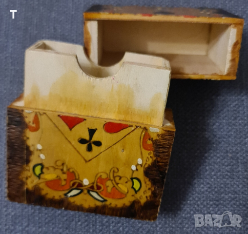 Стара дървена кутия за карти за игра