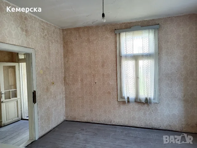 Продава едноетажна къща заедно с 2/3 ид.ч от двора в широк център, снимка 5 - Къщи - 55884742