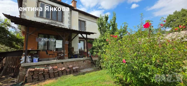 Двуетажна къща в с. Клокотница, снимка 2 - Къщи - 56496197