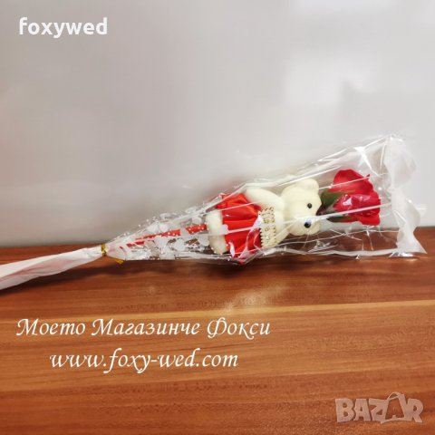Букет от изкуствена роза и меченце с гравирана дървена плочка I LOVE YOU, опаковани в целофан   , снимка 3 - Други - 32090720
