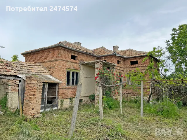 Продава се тухлена къща с двор 870 кв.м. и КЛАДЕНЕЦ в с. Изворник., снимка 1