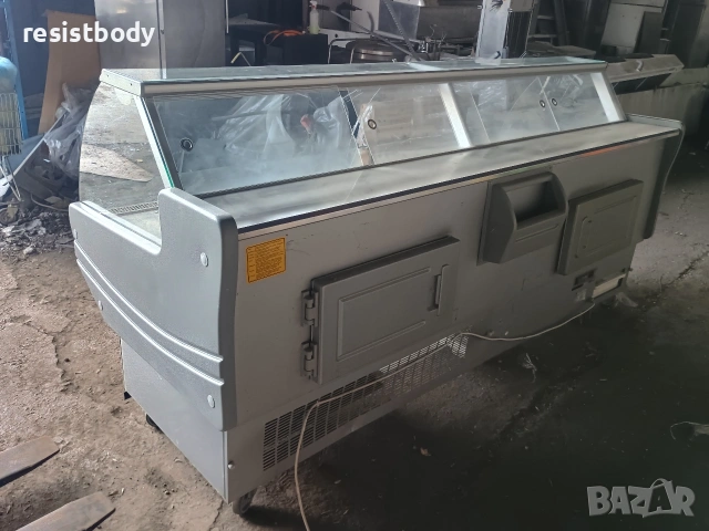 Щандова хладилна витрина 250см, снимка 2 - Витрини - 54130332