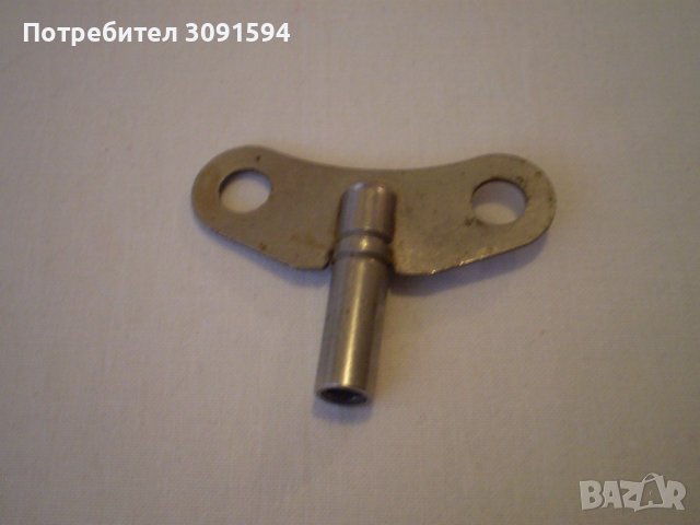 Стар ключ за стенен часовник а може и настолен , снимка 1 - Антикварни и старинни предмети - 40492716