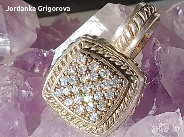 Сребърна висулка с бели естествени камъни