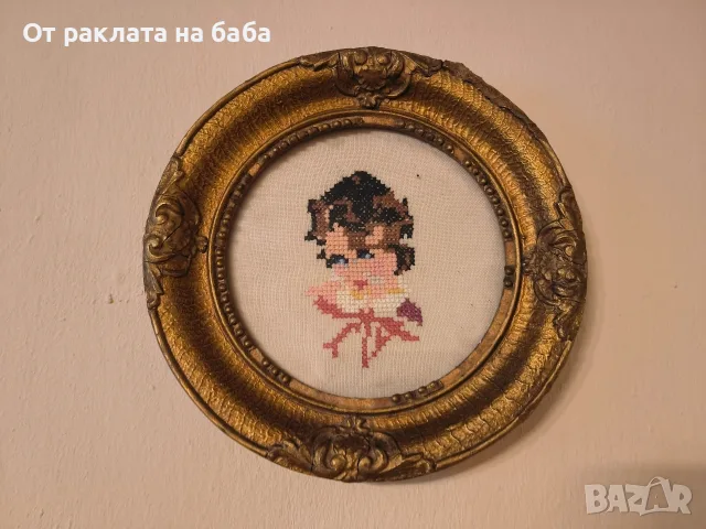 Ръчно шит винтидж гоблен „Момиченце с панделка“ в златна овална рамка