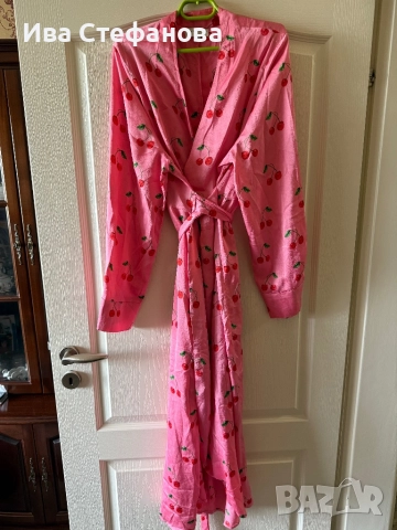 Розова елегантна дълга рокля тип халат прегърни ме принт черешки череши универсален размер , снимка 6 - Рокли - 43057226