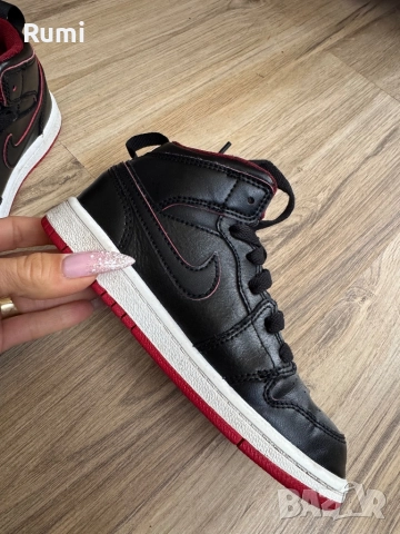 Оригинални детски кецове Air Jordan 1 Retro Mid! 29,5 н, снимка 4 - Детски маратонки - 52179707