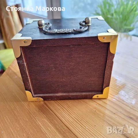 Подложки за чаши в дървена кутия, снимка 3 - Аксесоари за кухня - 55933806