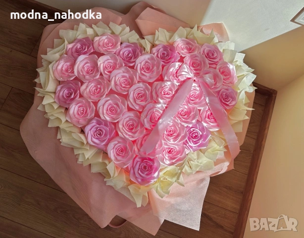 Огромен розов букет във формата на сърце от изкуствени рози