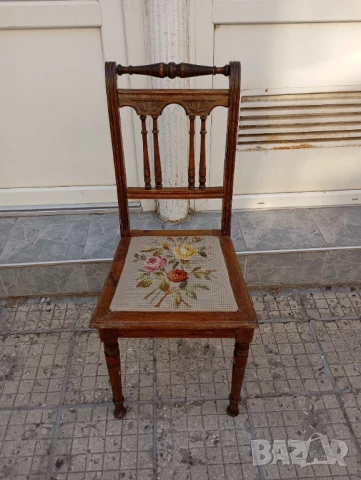 Два стари  стола 