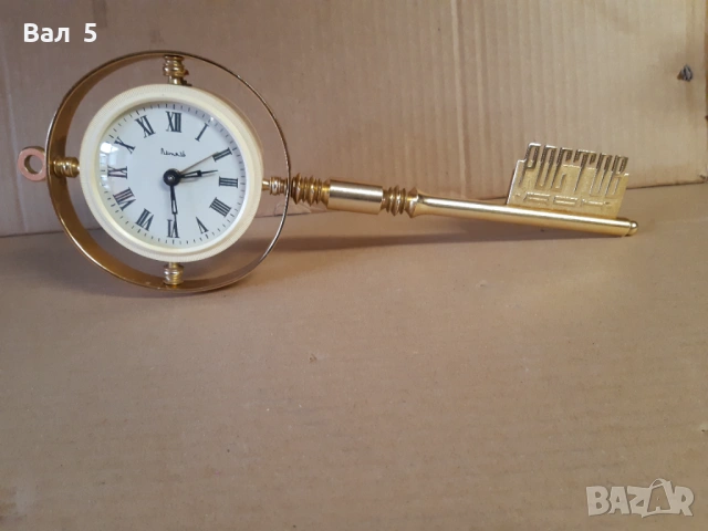 Стар голям будилник ,часовник - ключ ВИТЯЗ , СССР . Работи