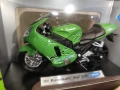 Два мотора Кавазаки в мащаб 1:18 на Welly нови е кутии, снимка 2