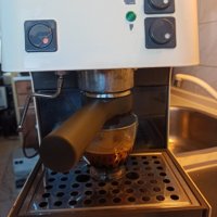 Кафе машина Саеко италианска с месингова ръкохватка, работи отлично и прави хубаво кафе с каймак , снимка 1 - Кафемашини - 37732117