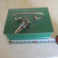 Немска метална касичка с ключе-мини сейф, снимка 1 - Други ценни предмети - 44594737