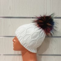 Нова зимна дамска бяла шапка с шарен помпон/пух, снимка 3 - Шапки - 35478437