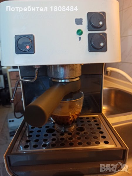 Кафе машина Саеко италианска с месингова ръкохватка, работи отлично и прави хубаво кафе с каймак , снимка 1