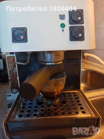 Кафе машина Саеко италианска с месингова ръкохватка, работи отлично и прави хубаво кафе с каймак 