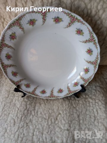 Две красиви порцеланови чинии Цената е за бройка  , снимка 1