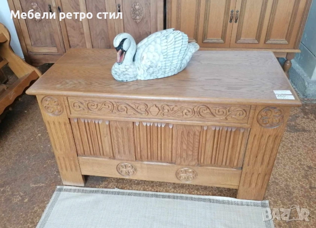 Красив дървен скрин / ракла изработен от масивно дърво с ръчно изработени орнаменти и резба. , снимка 3 - Шкафове - 54218395