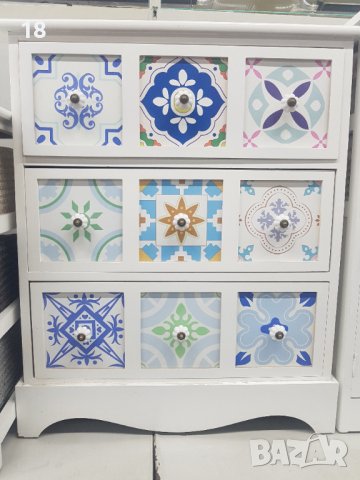 дървен шкаф 