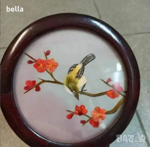 Китайска ръчно изработена двустранна копринена бродерия с цветя ,красива дървена поставка, снимка 4 - Антикварни и старинни предмети - 48413638