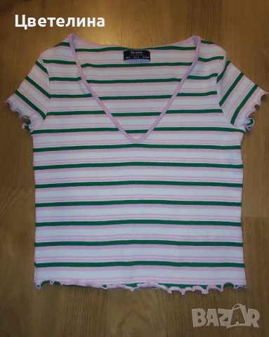 Дамска тениска Bershka с къс ръкав и V - образно деколте размер S цена 15 лв., снимка 2 - Тениски - 44149530