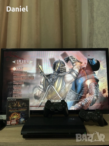 Продавам PlayStation 3 със два джойстика и Mortal Kombat 9 disk - Без забележки за конзолата и за ди