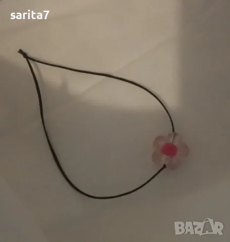 Нежна еластична гривна конче с акцент акрилно цветенце Само за 2.50 лв., снимка 2 - Гривни - 48832060