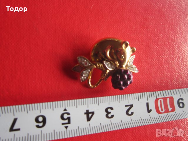 Невероятна позлатена брошка с камъни 