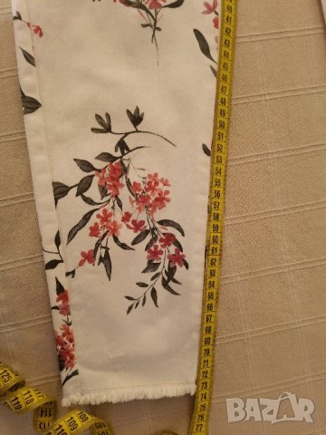 Бели панталони на цветя но MOHITO р-р 40, снимка 5 - Панталони - 44309573