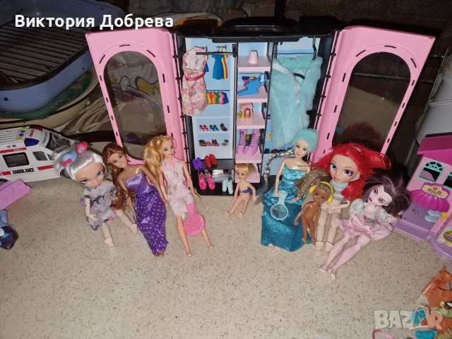 Гардероб за кукли с кукли и аксесоари. , снимка 4 - Кукли - 56061683