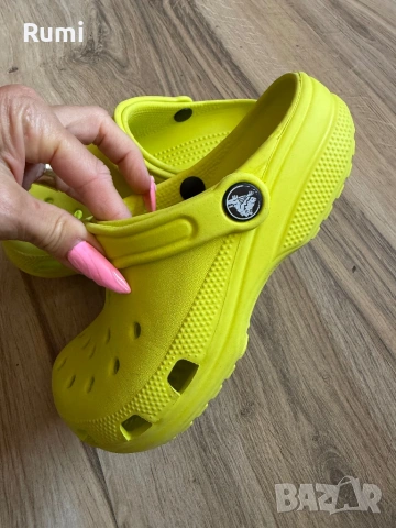 Оригинални електрикави цветни чехли Crocs ! 33 н, снимка 4 - Детски сандали и чехли - 53761183