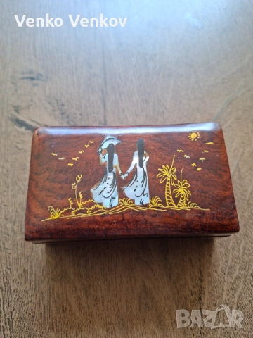 Кутия за бижута със седефени орнаменти