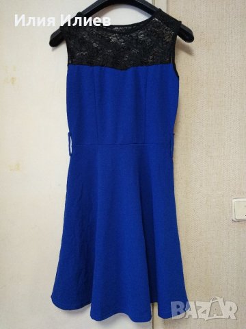 Елегантна синя рокля с черна дантела 