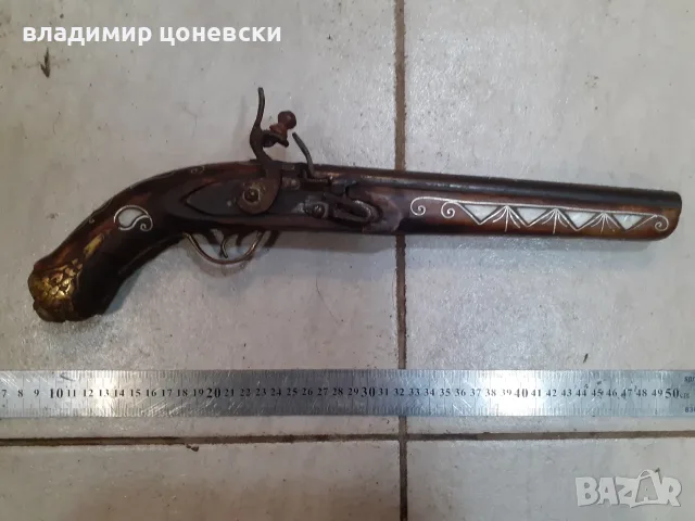 Стар кремъчен пистолет,пищов,богато украсен със седеф и сребърни набивки,механизма зарежда ,щрака
