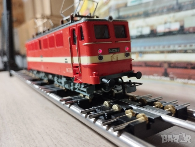 Електрически локомотив Piko BR242 HO 1/87, снимка 2 - Колекции - 52976324
