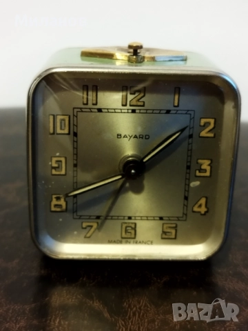 Стар механичен будилник, настолен часовник