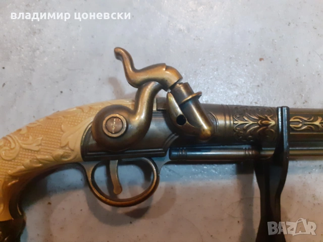 Красив капсулен пистолет,пищов със стойка, снимка 2 - Други ценни предмети - 54067066