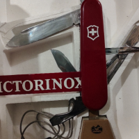РЕДКАЖ Реклама за Витрини Гигантски рекламен нож ножка ножче Victorinox 1970 година  , снимка 1 - Антикварни и старинни предмети - 44114863