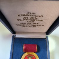 Медал за 20-годишнината на ГДР Лента: червена, снимка 2 - Антикварни и старинни предмети - 42715934