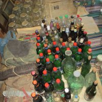 Бутилки с винтови и пластмасови капачки и с тапи разнообразни в отлично състояние, снимка 1 - Буркани, бутилки и капачки - 34413748