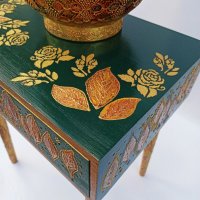 Ръчно рисувано шкафче, със златни рози и позлатени крака, заедно с голям, ръчно рисуван свещник. , снимка 6 - Шкафове - 30295859