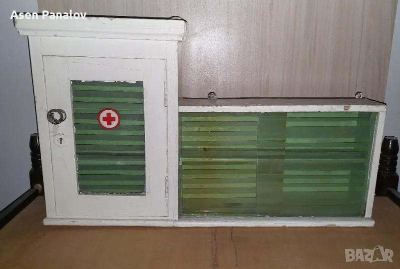 Ретро,дървена аптечка 67/41/10, снимка 1